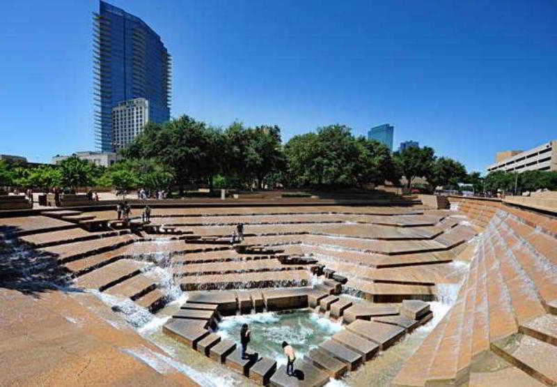 Courtyard By Marriott Dallas Arlington Entertainment District Bagian luar foto