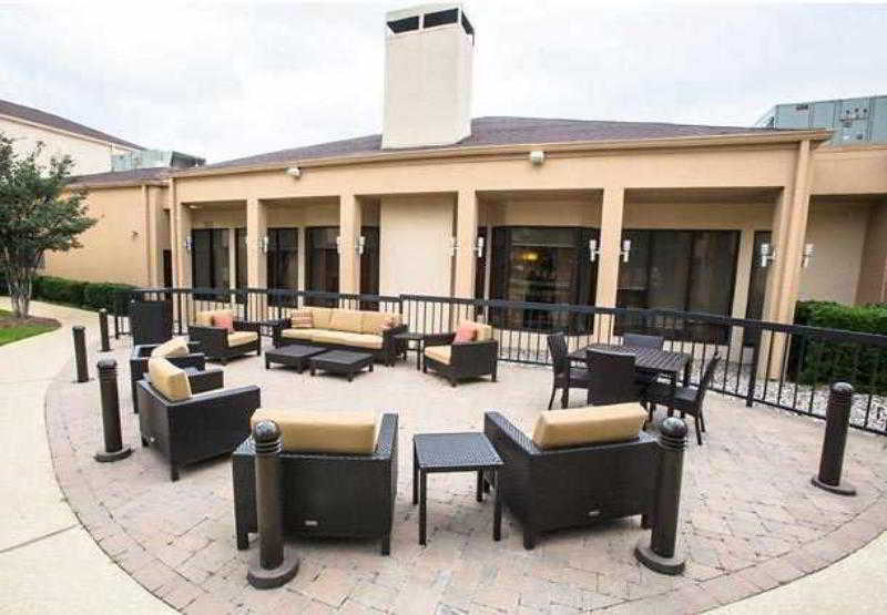 Courtyard By Marriott Dallas Arlington Entertainment District Bagian luar foto