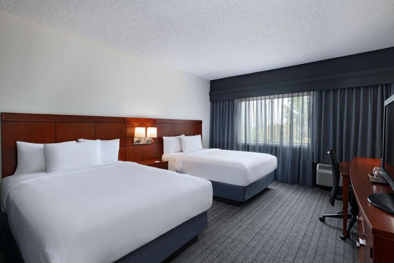 Courtyard By Marriott Dallas Arlington Entertainment District Bagian luar foto