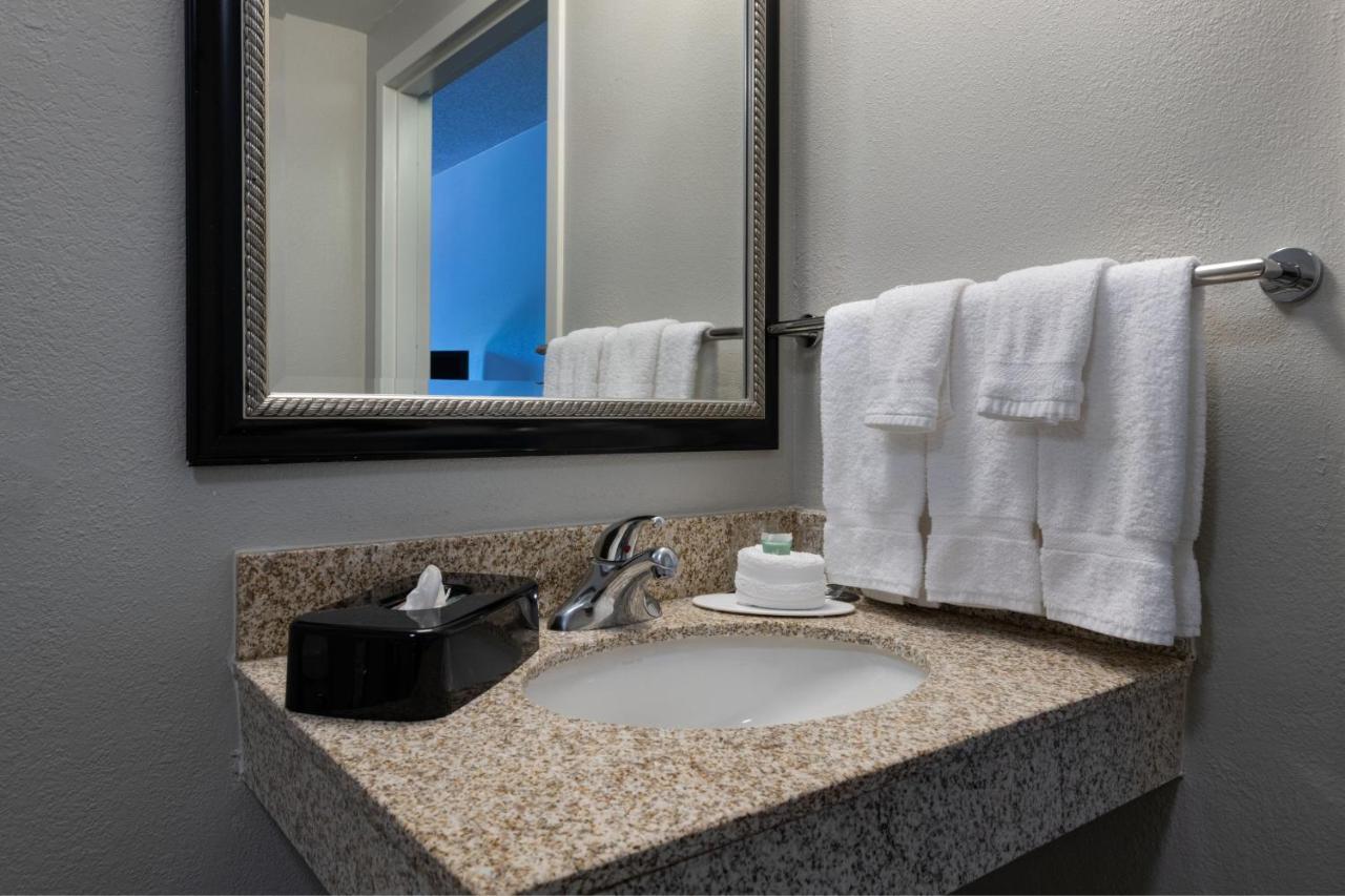 Courtyard By Marriott Dallas Arlington Entertainment District Bagian luar foto