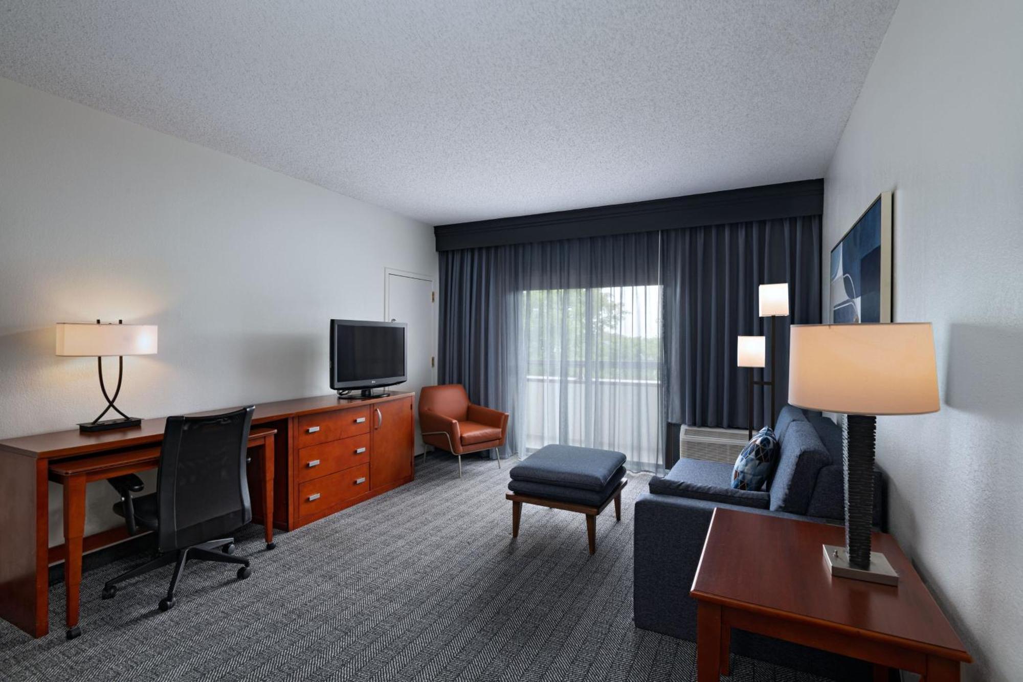 Courtyard By Marriott Dallas Arlington Entertainment District Bagian luar foto
