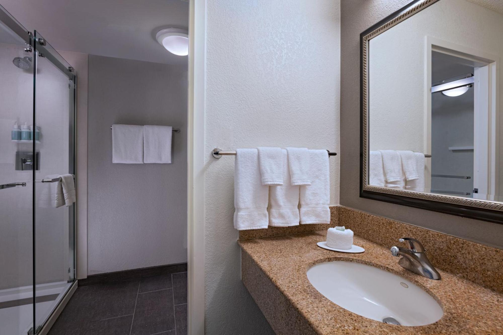 Courtyard By Marriott Dallas Arlington Entertainment District Bagian luar foto