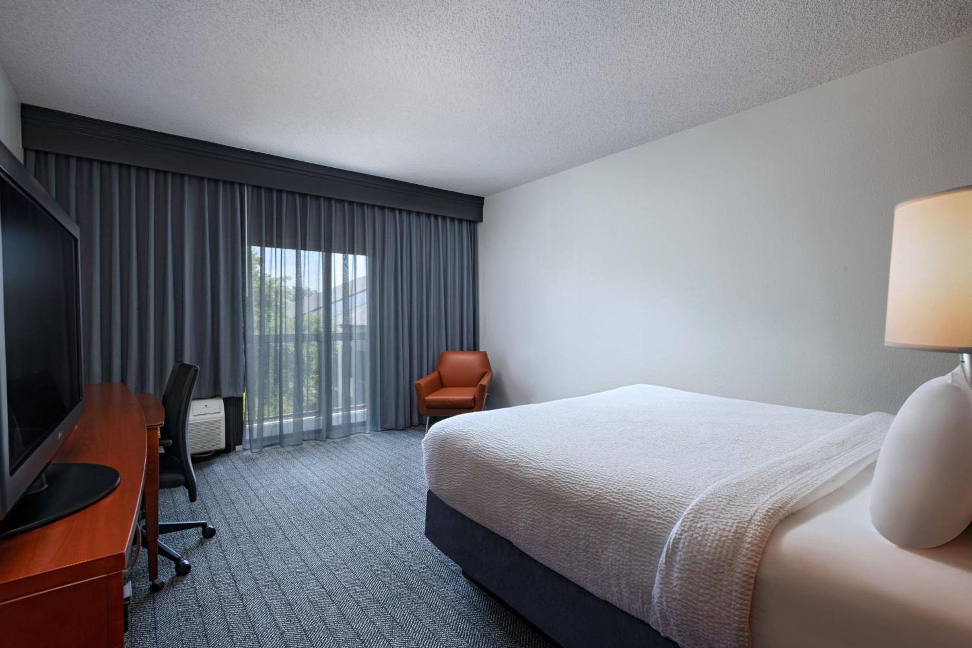 Courtyard By Marriott Dallas Arlington Entertainment District Bagian luar foto