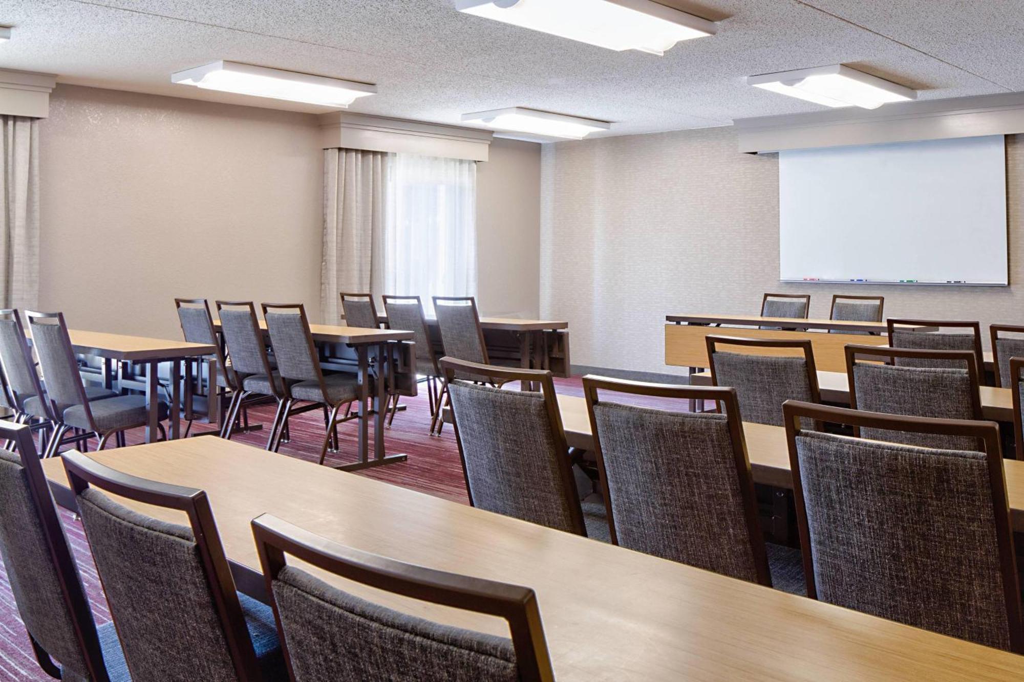 Courtyard By Marriott Dallas Arlington Entertainment District Bagian luar foto