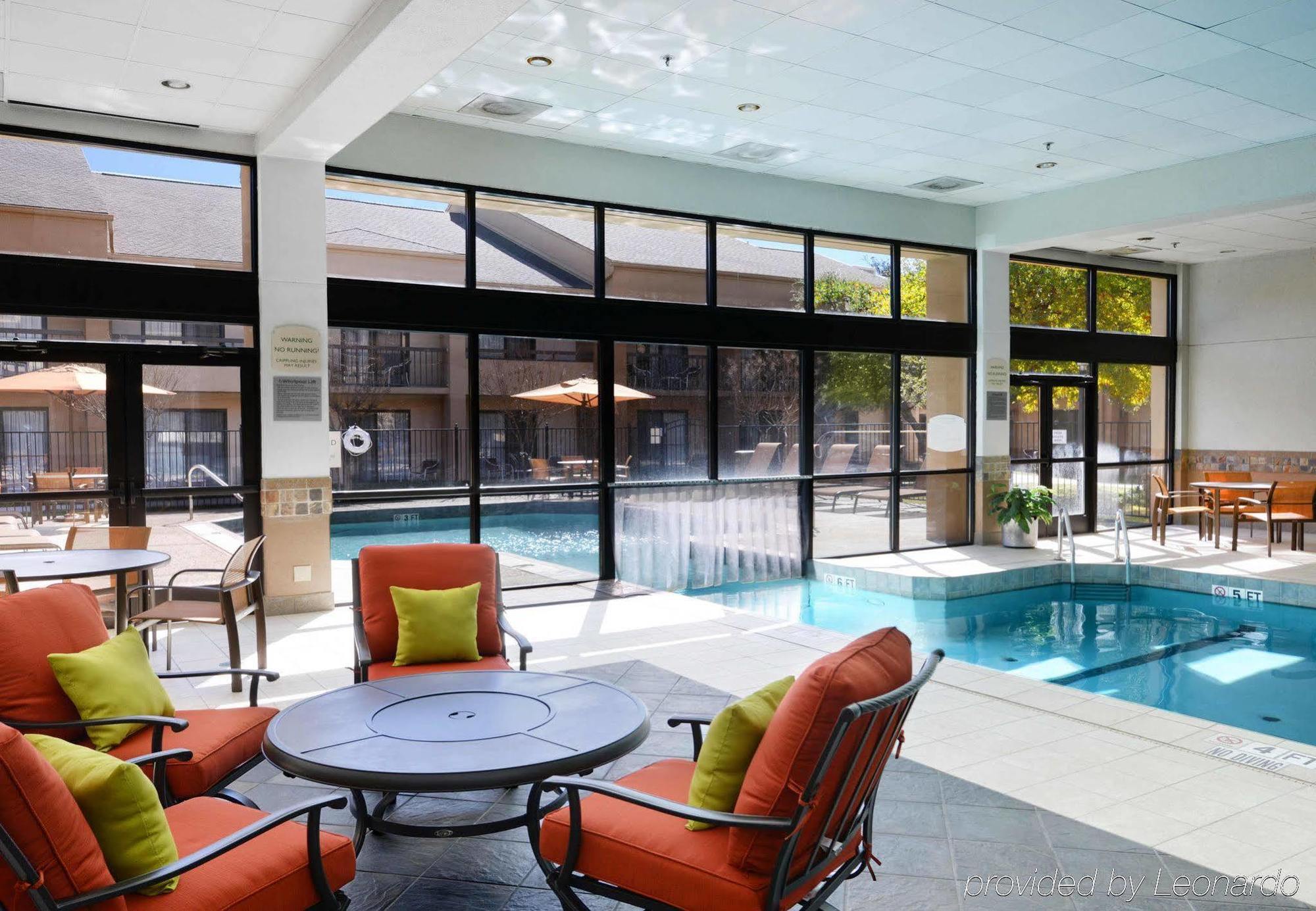 Courtyard By Marriott Dallas Arlington Entertainment District Bagian luar foto