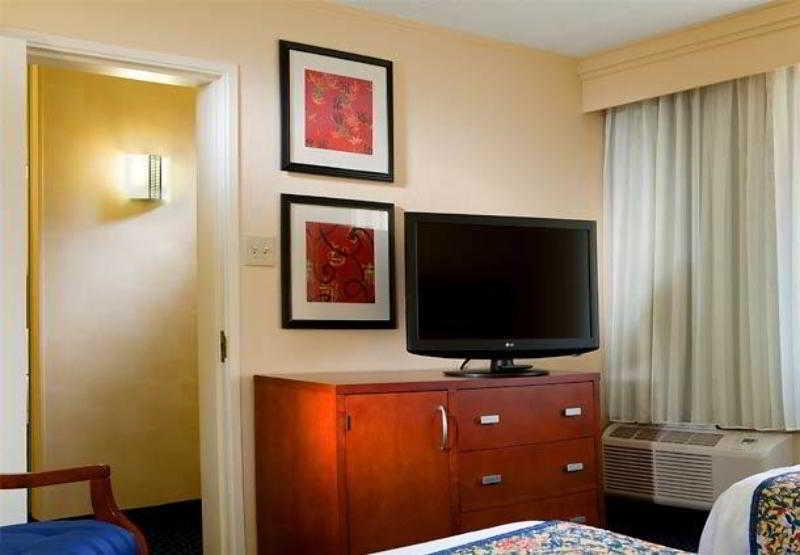 Courtyard By Marriott Dallas Arlington Entertainment District Bagian luar foto