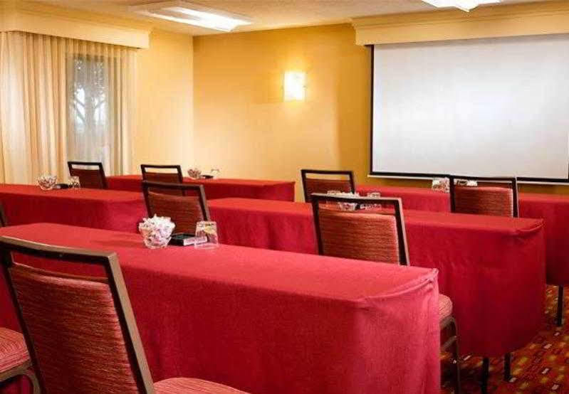 Courtyard By Marriott Dallas Arlington Entertainment District Bagian luar foto