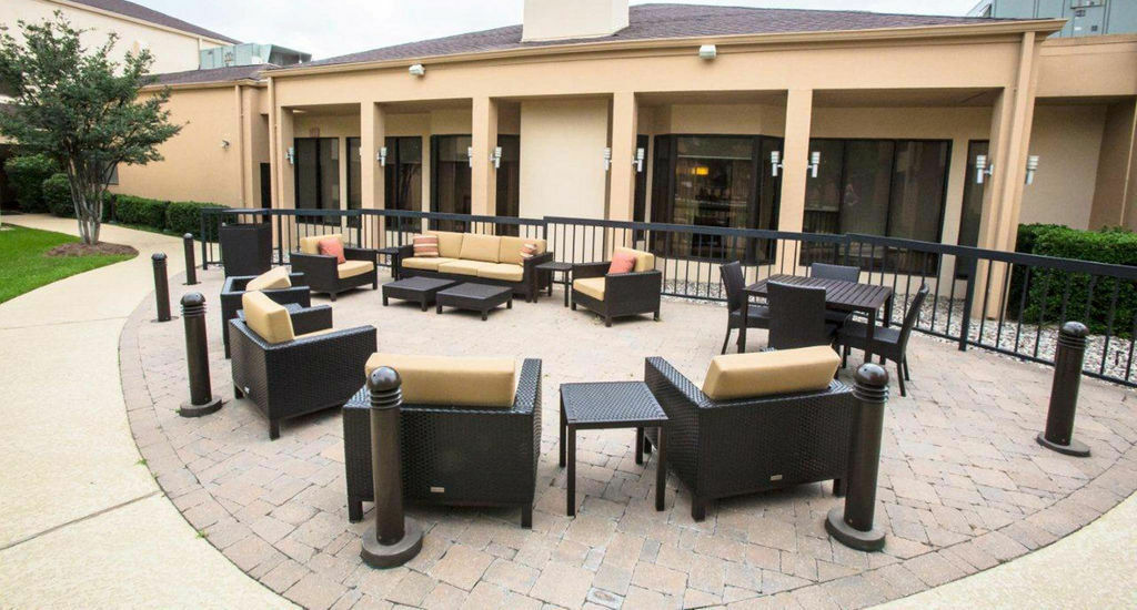 Courtyard By Marriott Dallas Arlington Entertainment District Bagian luar foto