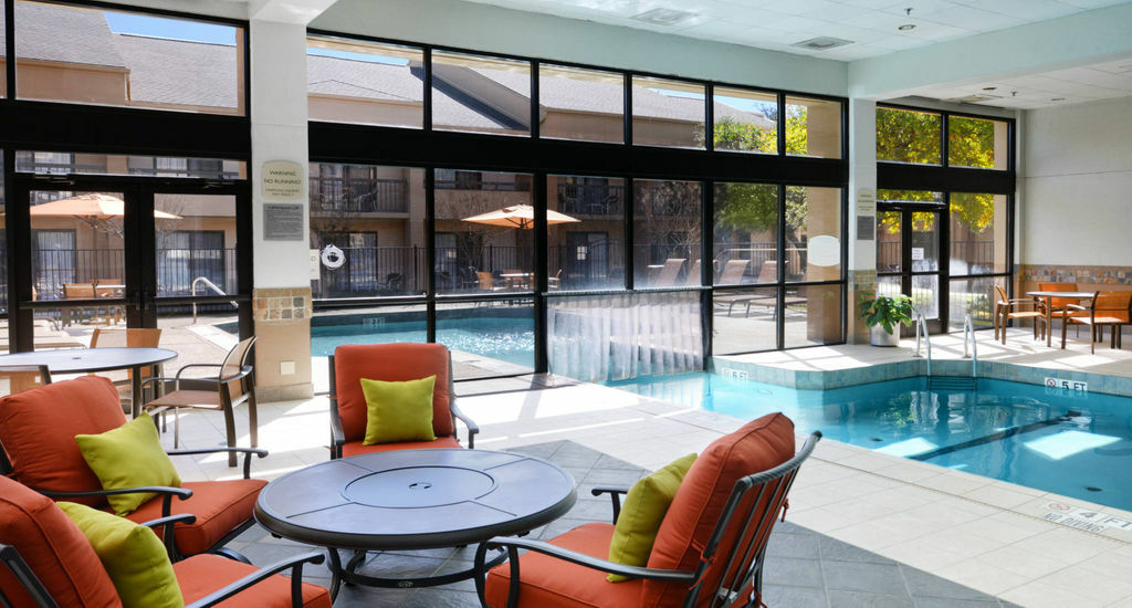 Courtyard By Marriott Dallas Arlington Entertainment District Bagian luar foto